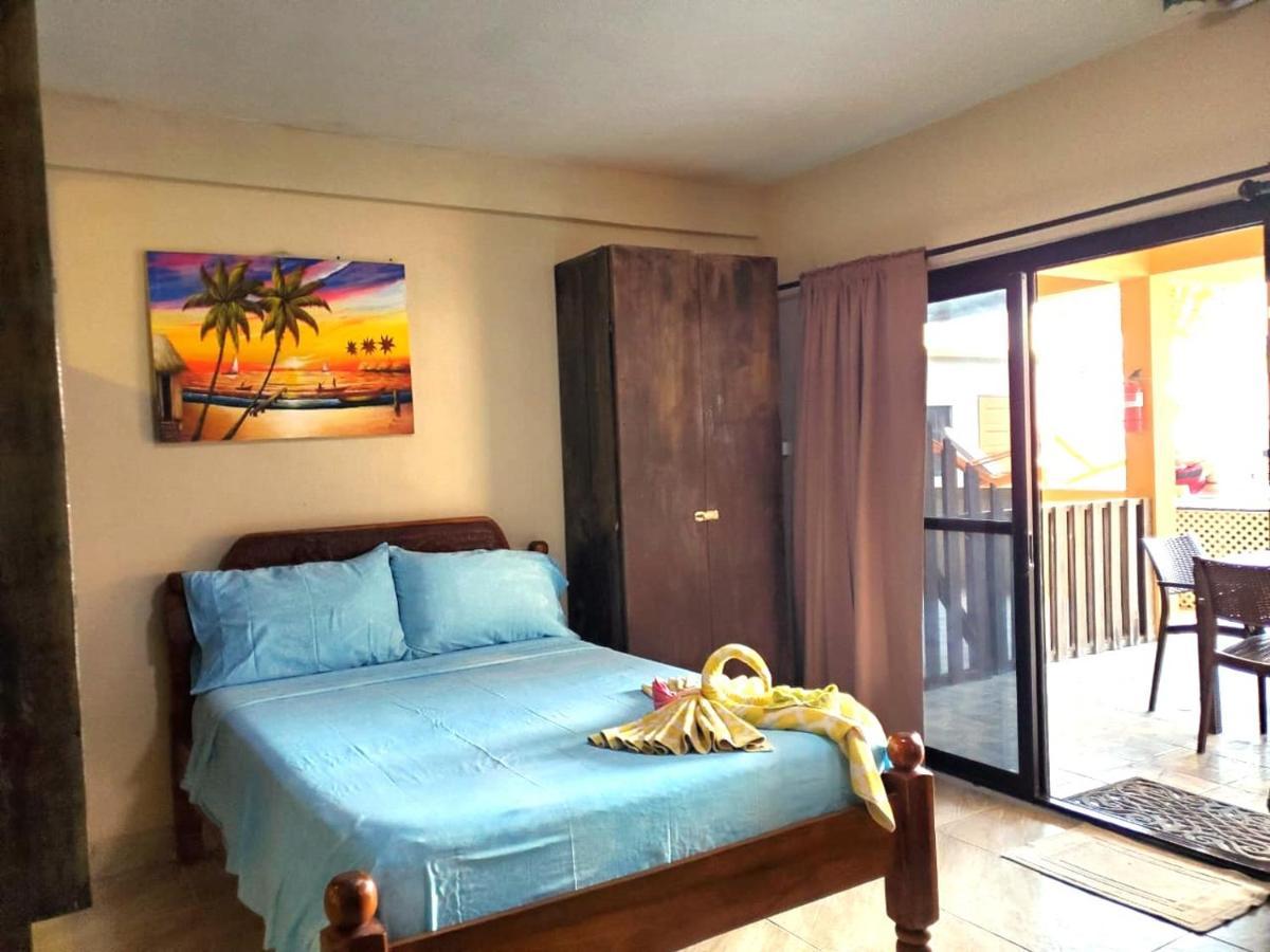 Beach Club Condos At Popeyes Caye Caulker Exterior foto