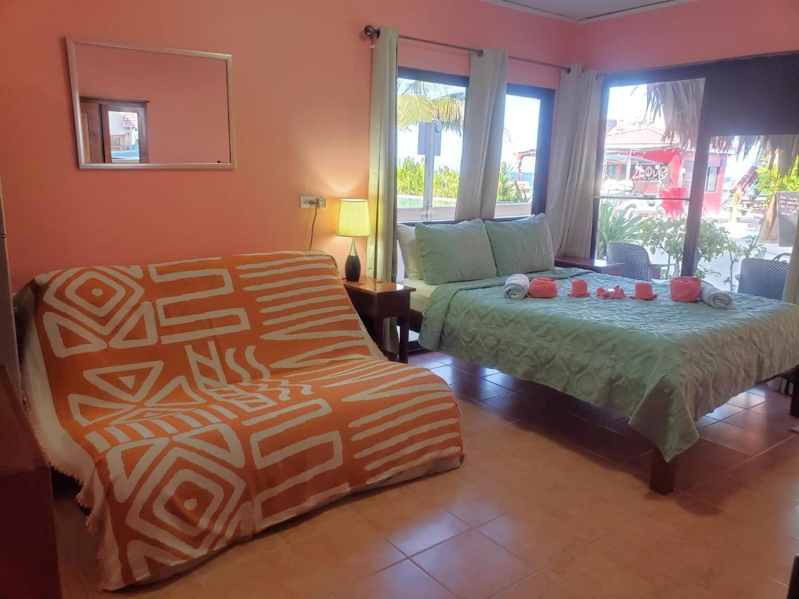 Beach Club Condos At Popeyes Caye Caulker Exterior foto