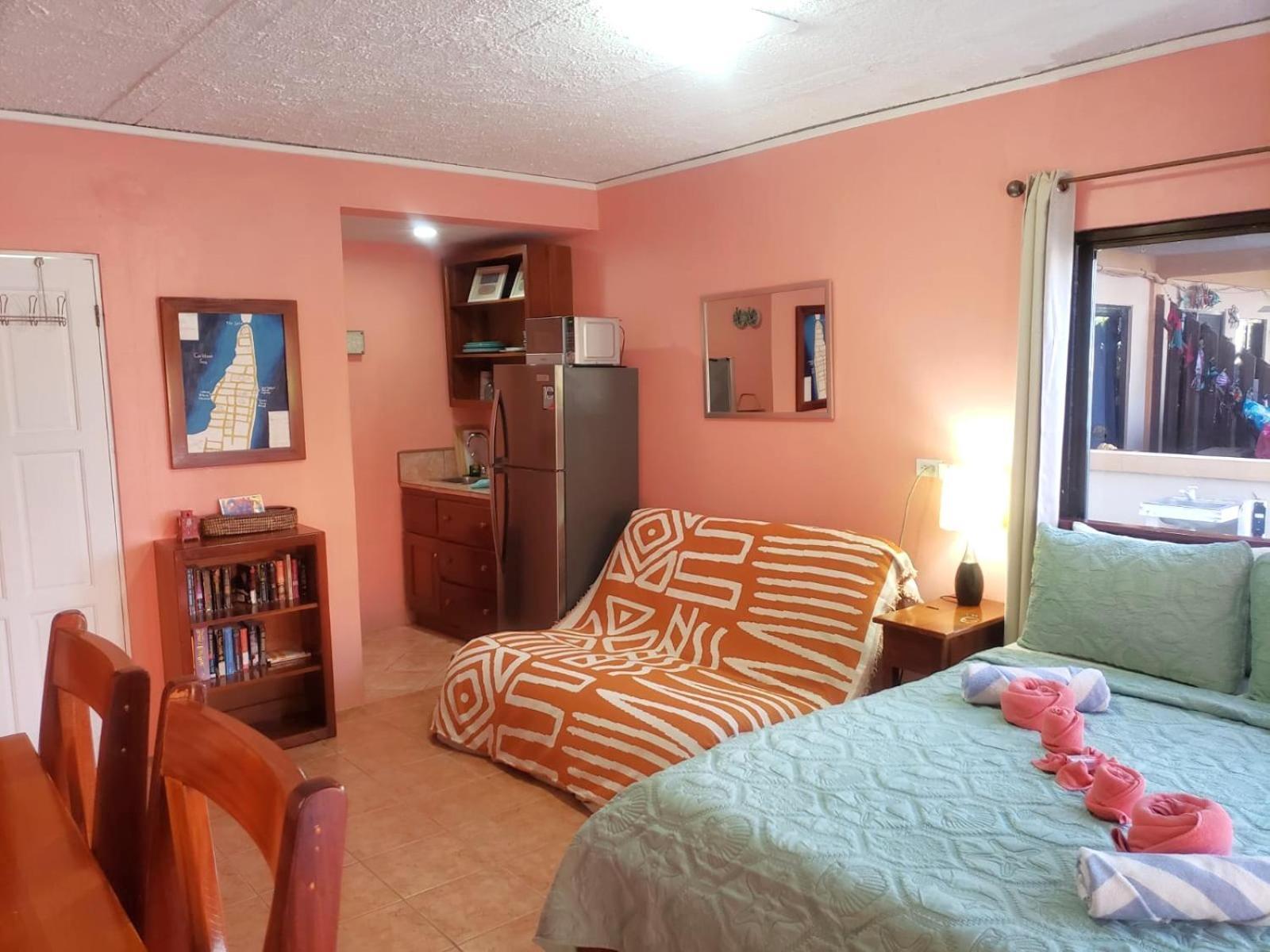 Beach Club Condos At Popeyes Caye Caulker Exterior foto